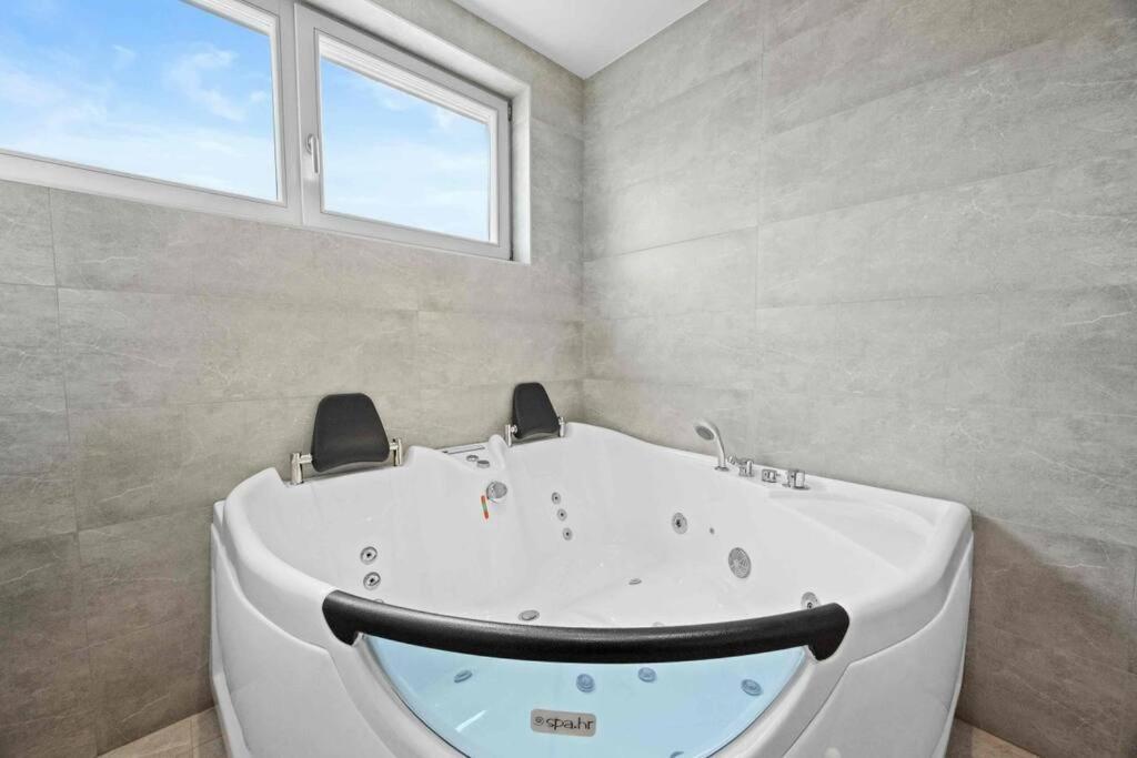 Palma - Seaside Luxury For 6 Person!